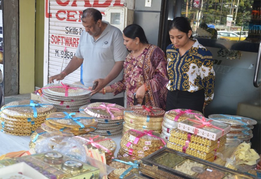 News in Slides : बर्तन तो खनके ही गहनों की चमक से 30 प्रतिशत उछला सराफा, पेशकशों से भरे आगरा के बाजार
