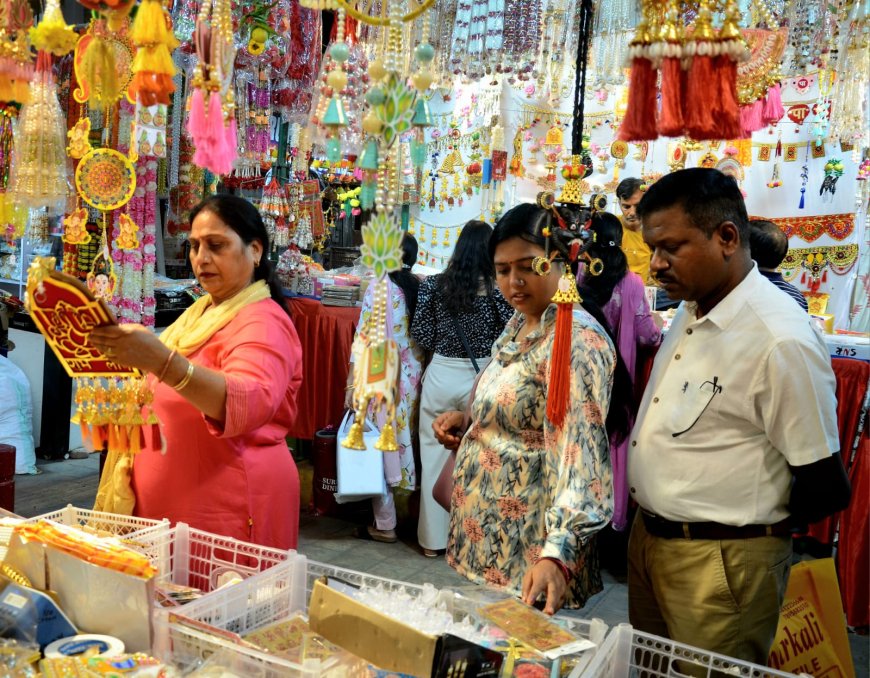 News in Slides : बर्तन तो खनके ही गहनों की चमक से 30 प्रतिशत उछला सराफा, पेशकशों से भरे आगरा के बाजार