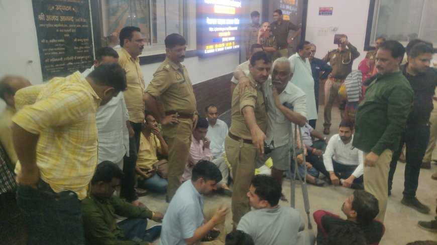 न्यू आगरा के रामवेद हॉस्पिटल में तीमारदारों और स्टाफ के बीच संघर्ष, सात घायल, भाजपाइयों ने थाना घेरा