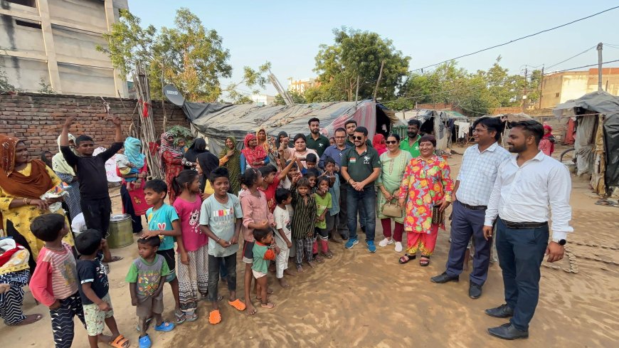 नगर निगम से मिठाई, पटाखे और कपड़े पाकर खिल उठे स्लम एरिया के लोग