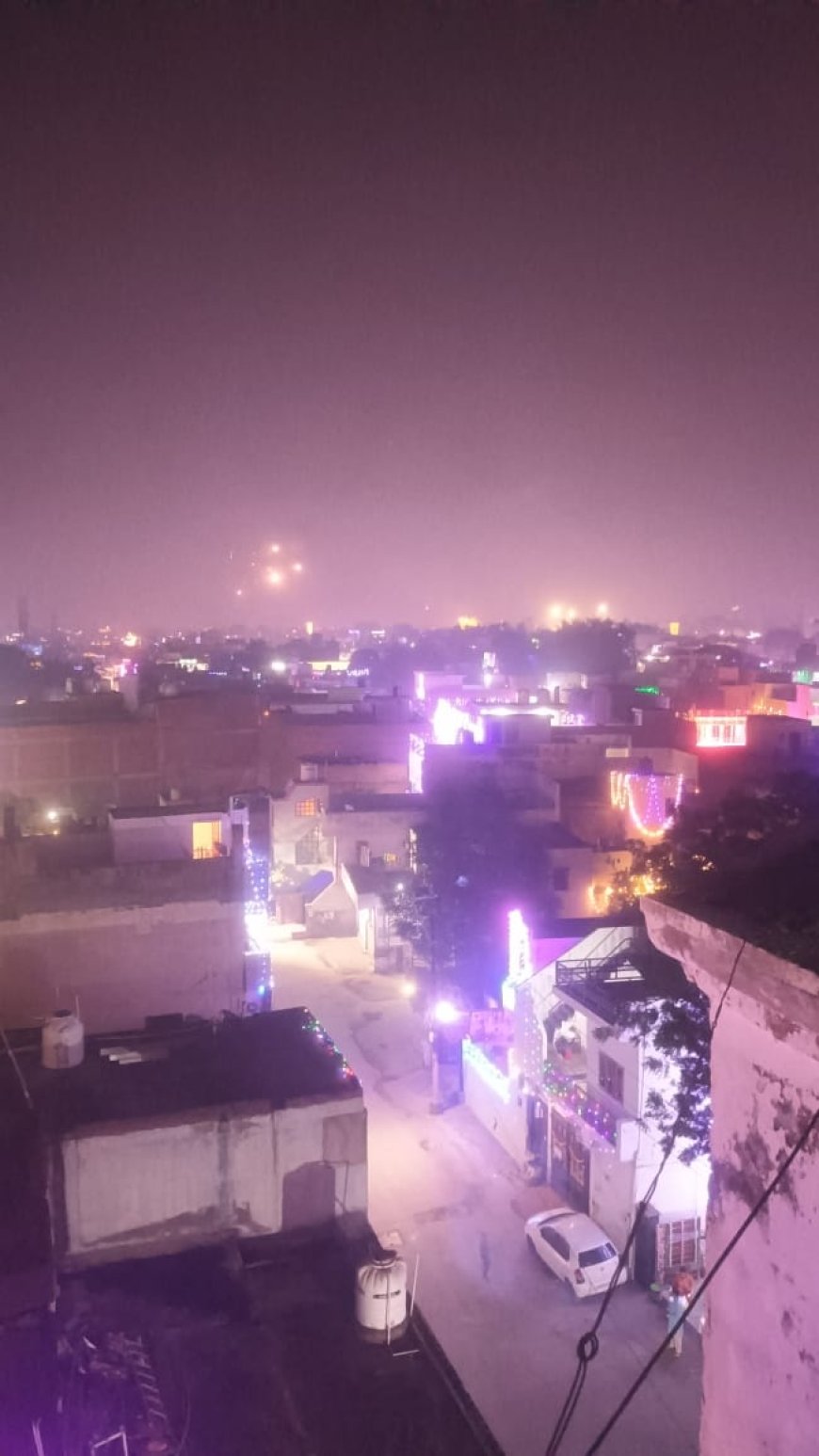 दिवाली पर जगमगा रहा शहर, आतिशबाजी की धूम