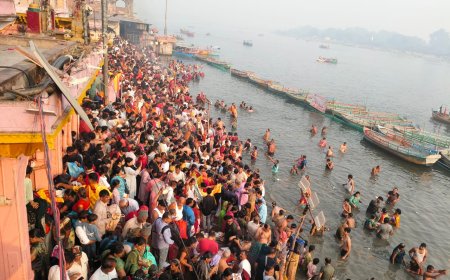 PHOTO SLIDE NEWS : भाई—बहन ने हाथ पकड़कर लगाई यमुना में डुबकी, लाखों श्रद्धालुओं का घाटों पर डेरा, भाई दूज की विशेष तस्वीरें