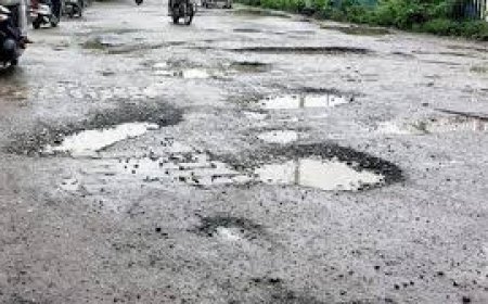 गड्ढे तो दिवाली से पहले भरे जाने थे, नगरायुक्त को सड़कों पर आना ही पड़ा