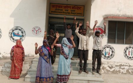 जब भी आते स्वास्थ्य केंद्र पर ताला मिलता, धैर्य जवाब दे गया, जमकर नारेबाजी
