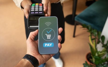 मोबाइल को माथे से लगाकर हो रही दिन की शुरूआत, सुबह—सवेरे दर्शन को नकद नहीं 'डिजिटल बोहनी'