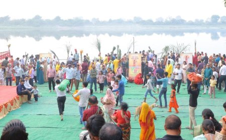 छठ पर्व पर यमुना के घाटों पर पहुंचकर व्रतियों ने दिया सूर्य को संध्या अर्घ्य, की गई यमुना आरती 