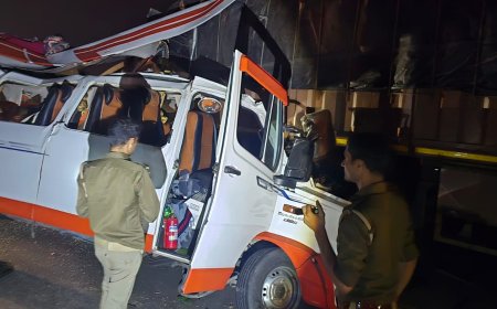 एक्सप्रेस वे पर एक और सड़क हादसा, खड़े डंपर में जा घुसी बस, तीन मरे, 18 घायल