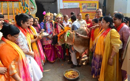 गायों को चराते हुए निकले कृष्ण  बलराम   श्रीकृष्ण लीला कमेटी ने गोपाष्टमी पर निकाली गौचारण यात्रा