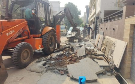 रश्मि विहार में 16 घरों के आगे के अवैध निर्माण ध्वस्त, पालीथिन जब्त, अवैध होर्डिंग भी हटाए 