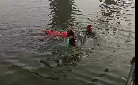 चलते स्टीमर से चंबल में कूदी महिला, दो युवक सकुशल निकाल लाए