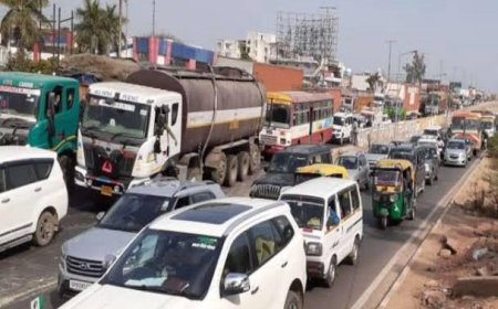 ट्रक पलटने से दो घंटे से जाम है आगरा-मथुरा हाइवे