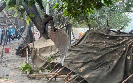 गधापाड़ा रेलवे मालगोदाम के पास अवैध ढाबा नगर निगम ने तोड़ दिया