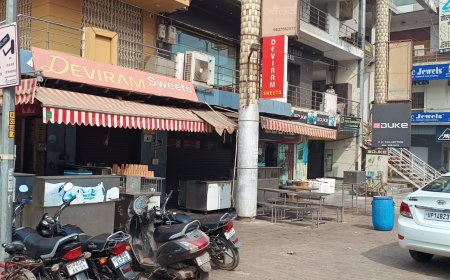 PHOTO SLIDE NEWS : ब्रांडेड बंद रहे पर लेवल—2 वाले मोर्चे पर दिखे, फोटोज में देखें आगरा में मिठाई वालों की हड़ताल का मिला—जुला असर