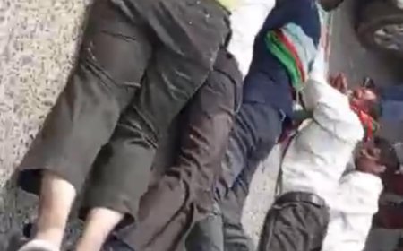 पहले कनस्तर बजाए अब पेट के बल लेट लेट कर कलक्ट्रेट पहुंचे, आगे भीख मांगने की तैयारी, ये मजदूर क्या चाहते हैं ?