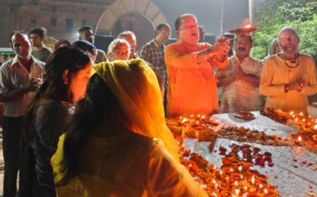 बैकुंठ चौदस पर यमुनाजी पर हुआ दीपदान, विशेष आरती भी