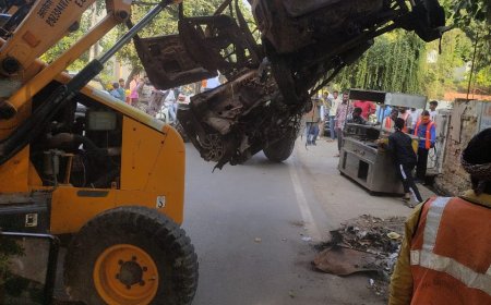 रोड रोक रहे एसी मैकेनिकों पर नगर निगम ने ठोका जुर्माना