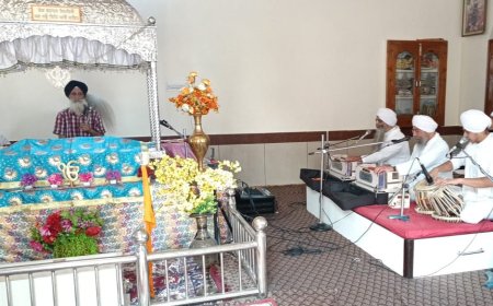 सतगुरु नानक प्रगटिआ, मिटी धुंध जगि चानणु होआ