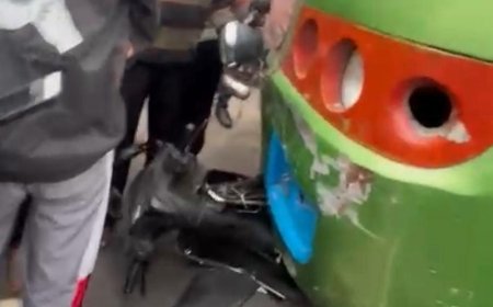 बिजलीघर चौराहे पर बस के नीचे आई स्कूटी, बाल-बाल बचा युवक