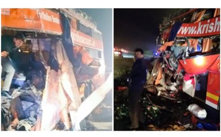    यमुना एक्सप्रेस वे पर डबल डेकर बस ट्रक में जा घुसी, पांच मरे, 15 घायल