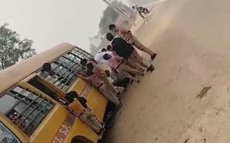 स्कूली बस के पंचर हुए टायर को खोलते दिखे नौनिहाल 