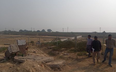 छलेसर में नगर निगम की भूमि पर बिल्डर ने सड़क बना दी, अधिकारियों ने काम रुकवाया