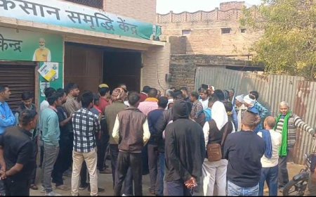 पिनाहट में डीएपी खाद को लेकर किसानों का दूसरे दिन भी प्रदर्शन, दुकानदारों ने भी खोला मोर्चा