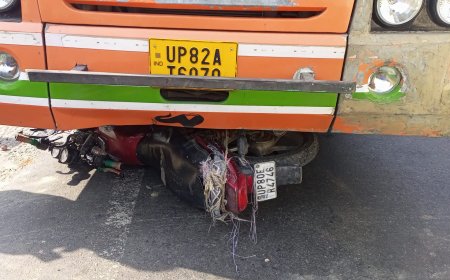 टूंडला में टक्कर के बाद बस के नीचे घुसी बाइक, दो घायल , हाईवे जाम 