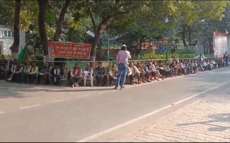 मजदूरों ने अब कटोरे लेकर मंडलायुक्त दफ्तर पर मांगी न्याय की भीख