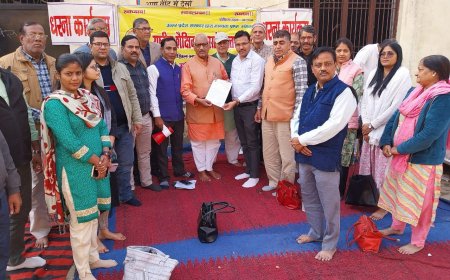 डीआईओएस दफ्तर पर शिक्षकों को धरना और नारेबाज़ी की नौबत क्यों आई 