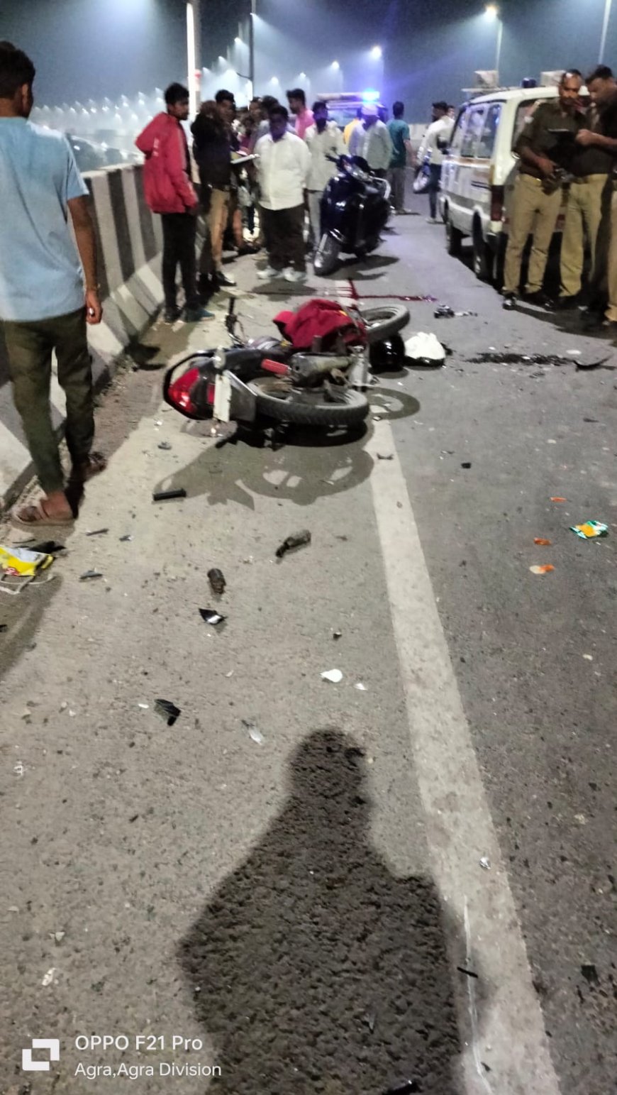 सड़क दुर्घटना में दो की मौत, तीन गंभीर रूप से घायल