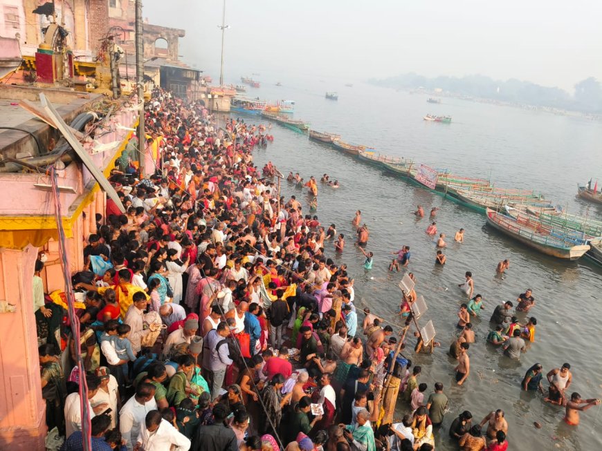 PHOTO SLIDE NEWS : भाई—बहन ने हाथ पकड़कर लगाई यमुना में डुबकी, लाखों श्रद्धालुओं का घाटों पर डेरा, भाई दूज की विशेष तस्वीरें