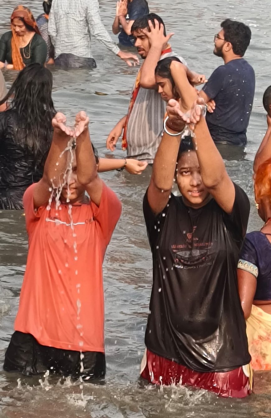 PHOTO SLIDE NEWS : भाई—बहन ने हाथ पकड़कर लगाई यमुना में डुबकी, लाखों श्रद्धालुओं का घाटों पर डेरा, भाई दूज की विशेष तस्वीरें