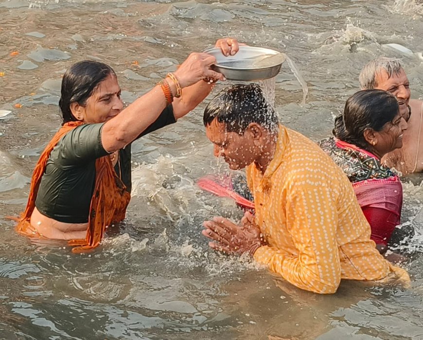 PHOTO SLIDE NEWS : भाई—बहन ने हाथ पकड़कर लगाई यमुना में डुबकी, लाखों श्रद्धालुओं का घाटों पर डेरा, भाई दूज की विशेष तस्वीरें