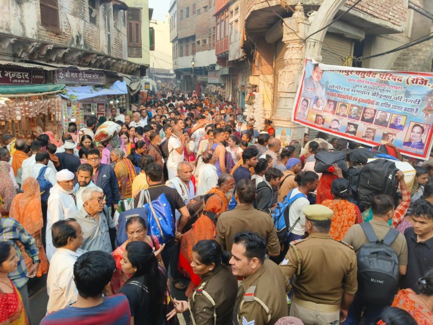 PHOTO SLIDE NEWS : भाई—बहन ने हाथ पकड़कर लगाई यमुना में डुबकी, लाखों श्रद्धालुओं का घाटों पर डेरा, भाई दूज की विशेष तस्वीरें