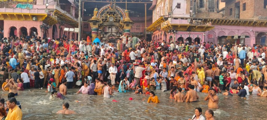 PHOTO SLIDE NEWS : भाई—बहन ने हाथ पकड़कर लगाई यमुना में डुबकी, लाखों श्रद्धालुओं का घाटों पर डेरा, भाई दूज की विशेष तस्वीरें