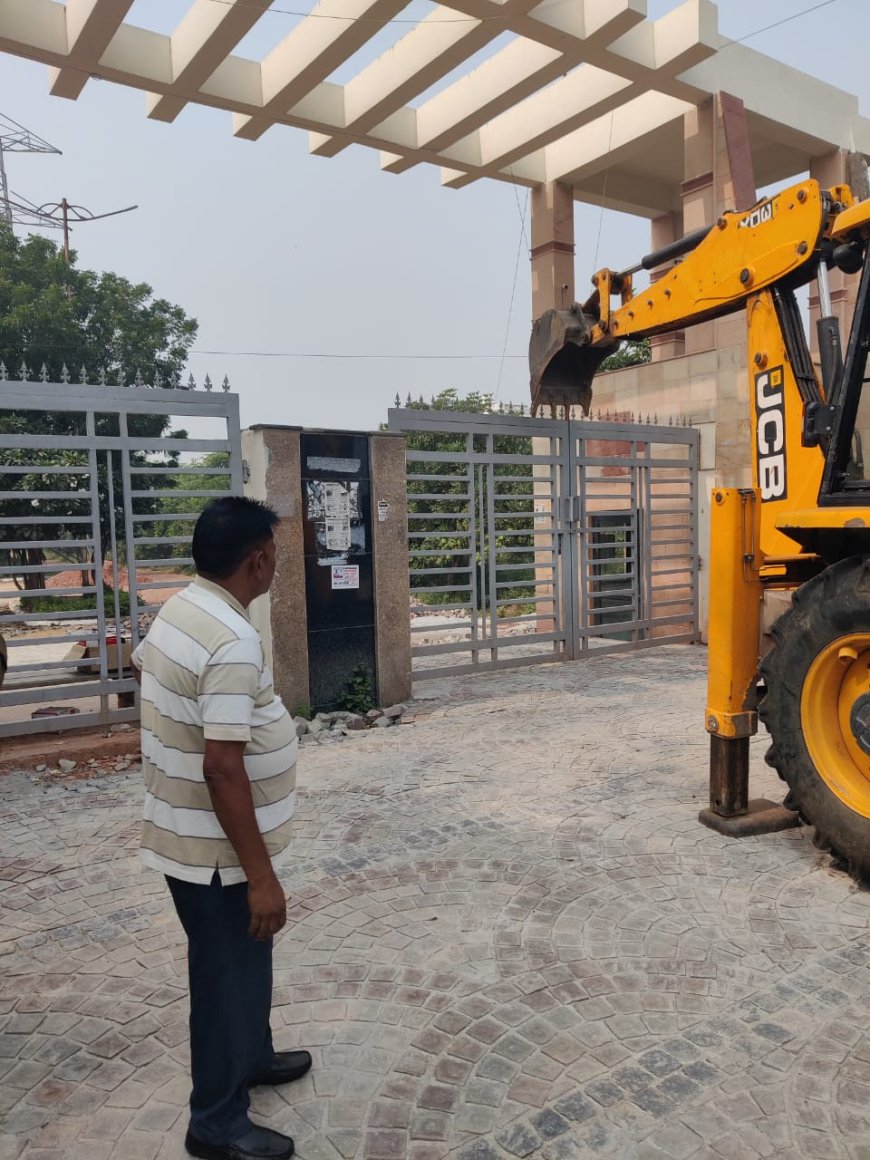 महाबली ने आस्था सिटी का गेट ढहाया