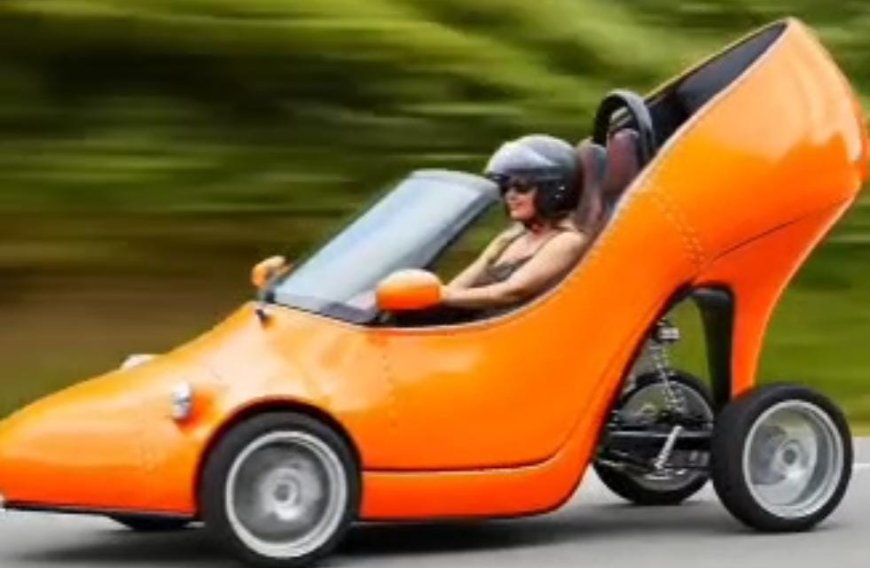 PHOTO SLIDE : किसी में लगी लिपिस्टिक, कोई परफ्यूम के आकार की, आगरा में आपके इर्द—गिर्द ये अजीब कारें दिखें तो चौंकिएगा मत!