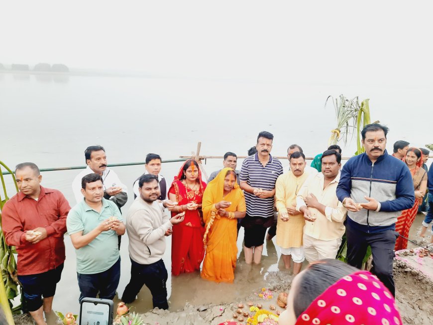 उगते सूर्य को अर्घ्य देने के साथ समापन हुआ छठ पूजा का, बड़ी संख्या में यमुना के घाटों पर जुटे व्रती