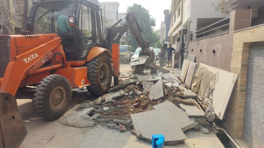 रश्मि विहार में 16 घरों के आगे के अवैध निर्माण ध्वस्त, पालीथिन जब्त, अवैध होर्डिंग भी हटाए 