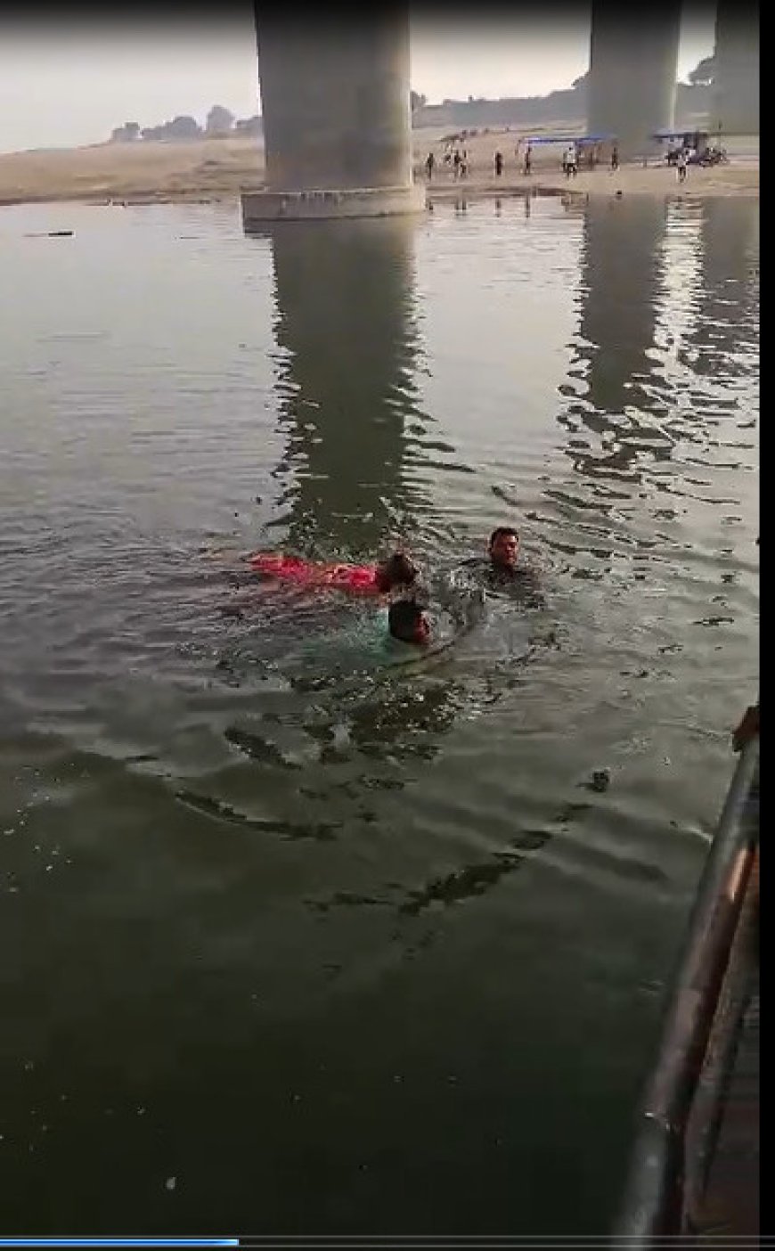 चलते स्टीमर से चंबल में कूदी महिला, दो युवक सकुशल निकाल लाए