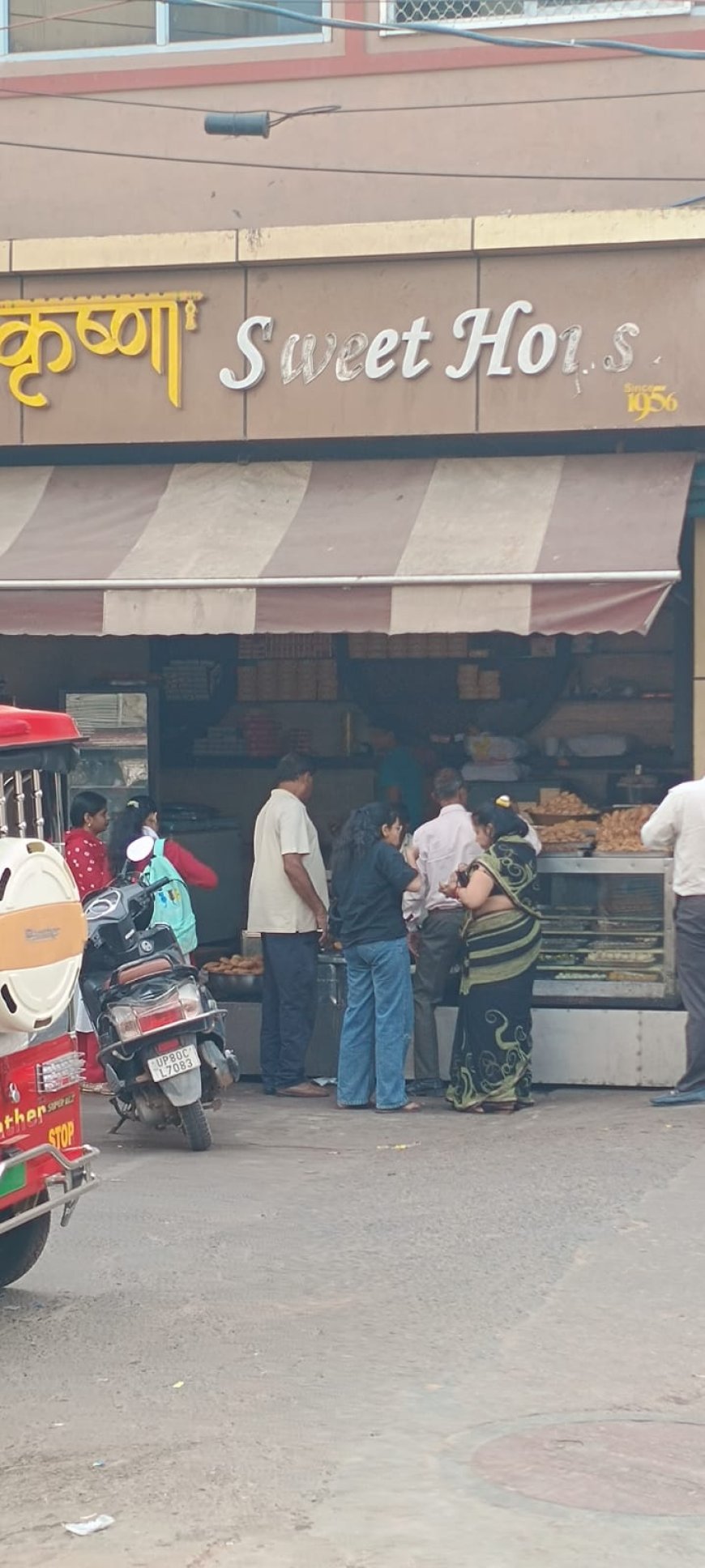 PHOTO SLIDE NEWS : ब्रांडेड बंद रहे पर लेवल—2 वाले मोर्चे पर दिखे, फोटोज में देखें आगरा में मिठाई वालों की हड़ताल का मिला—जुला असर