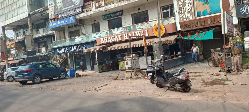 PHOTO SLIDE NEWS : ब्रांडेड बंद रहे पर लेवल—2 वाले मोर्चे पर दिखे, फोटोज में देखें आगरा में मिठाई वालों की हड़ताल का मिला—जुला असर