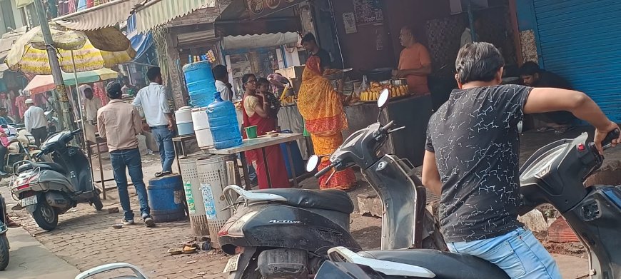 PHOTO SLIDE NEWS : ब्रांडेड बंद रहे पर लेवल—2 वाले मोर्चे पर दिखे, फोटोज में देखें आगरा में मिठाई वालों की हड़ताल का मिला—जुला असर