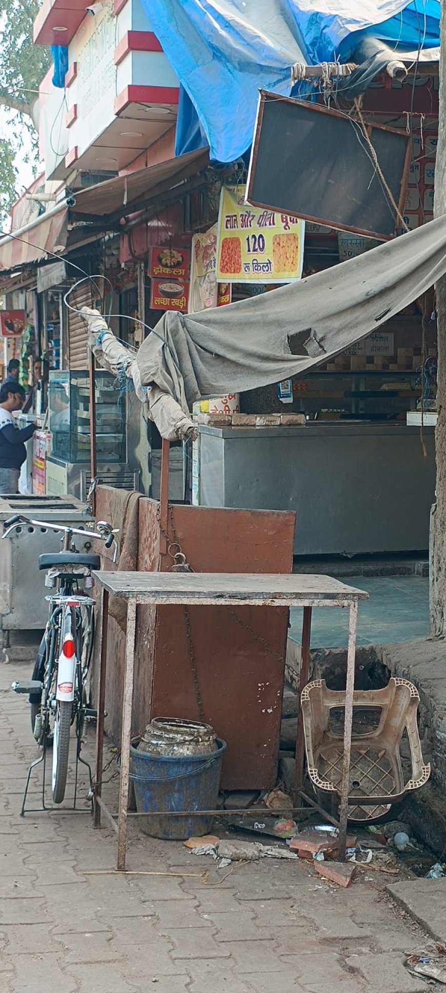 PHOTO SLIDE NEWS : ब्रांडेड बंद रहे पर लेवल—2 वाले मोर्चे पर दिखे, फोटोज में देखें आगरा में मिठाई वालों की हड़ताल का मिला—जुला असर