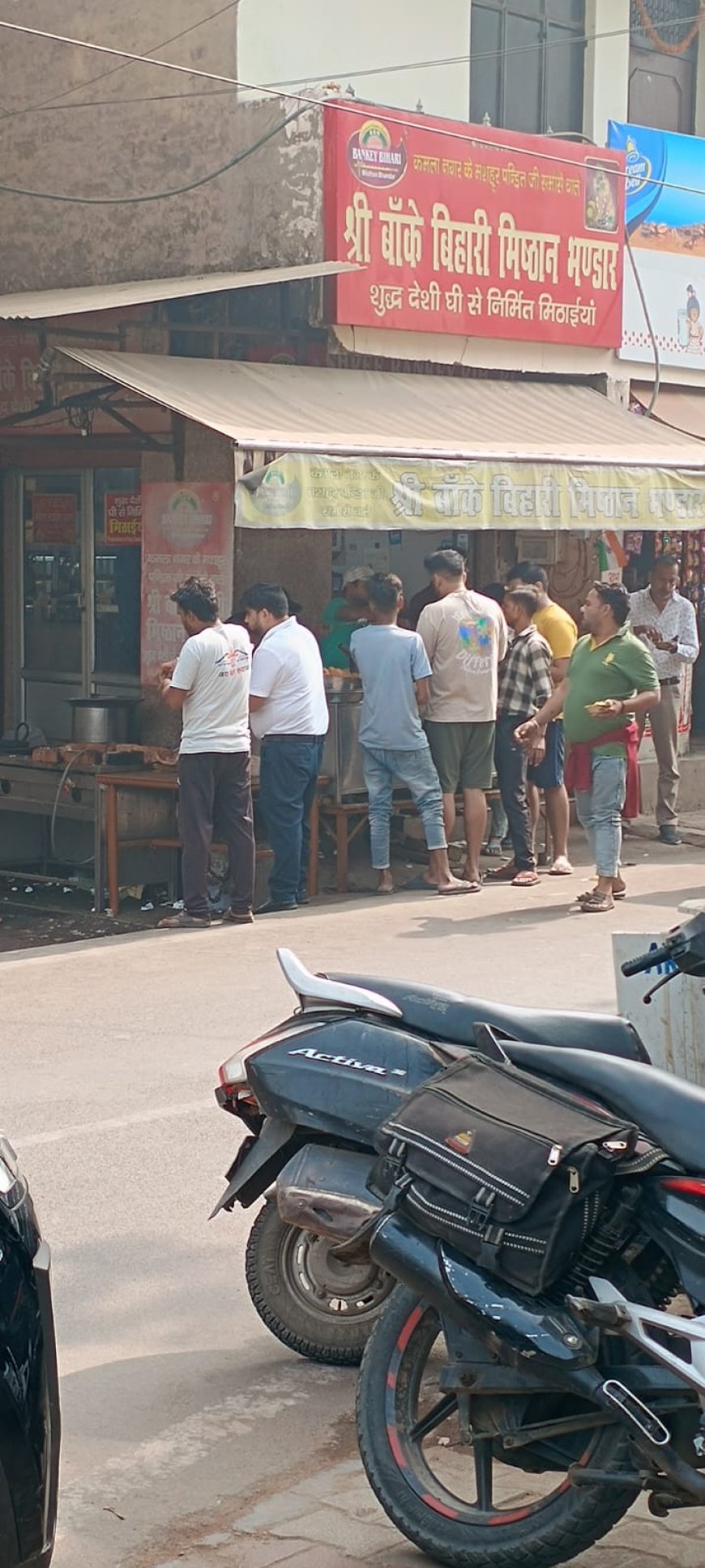 PHOTO SLIDE NEWS : ब्रांडेड बंद रहे पर लेवल—2 वाले मोर्चे पर दिखे, फोटोज में देखें आगरा में मिठाई वालों की हड़ताल का मिला—जुला असर