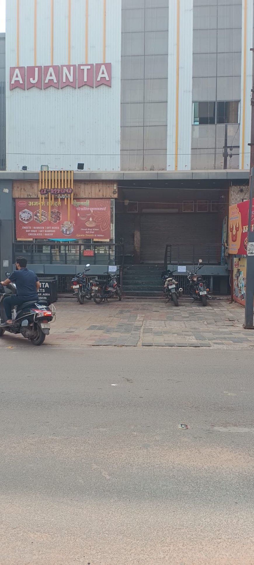 PHOTO SLIDE NEWS : ब्रांडेड बंद रहे पर लेवल—2 वाले मोर्चे पर दिखे, फोटोज में देखें आगरा में मिठाई वालों की हड़ताल का मिला—जुला असर