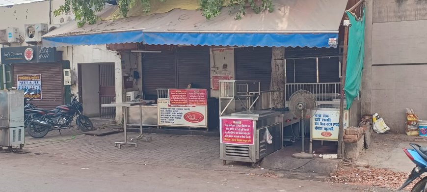 PHOTO SLIDE NEWS : ब्रांडेड बंद रहे पर लेवल—2 वाले मोर्चे पर दिखे, फोटोज में देखें आगरा में मिठाई वालों की हड़ताल का मिला—जुला असर