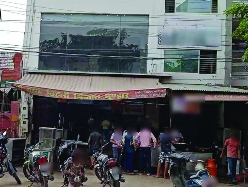 PHOTO SLIDE NEWS : ब्रांडेड बंद रहे पर लेवल—2 वाले मोर्चे पर दिखे, फोटोज में देखें आगरा में मिठाई वालों की हड़ताल का मिला—जुला असर