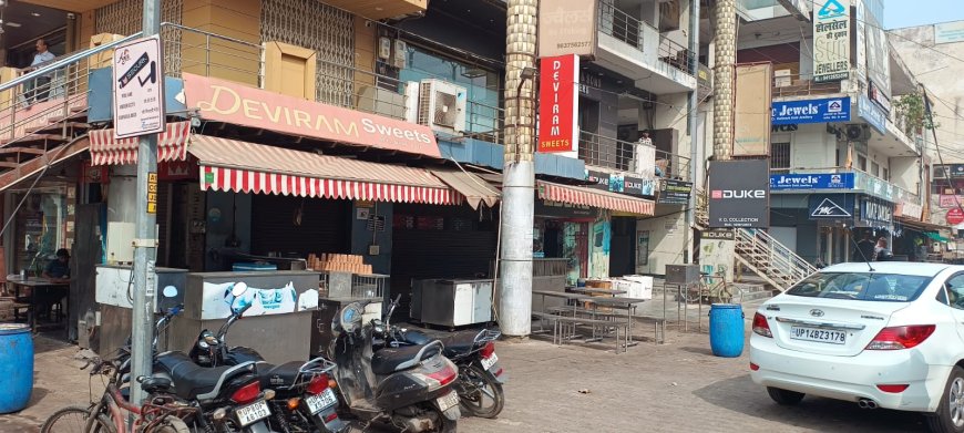 PHOTO SLIDE NEWS : ब्रांडेड बंद रहे पर लेवल—2 वाले मोर्चे पर दिखे, फोटोज में देखें आगरा में मिठाई वालों की हड़ताल का मिला—जुला असर