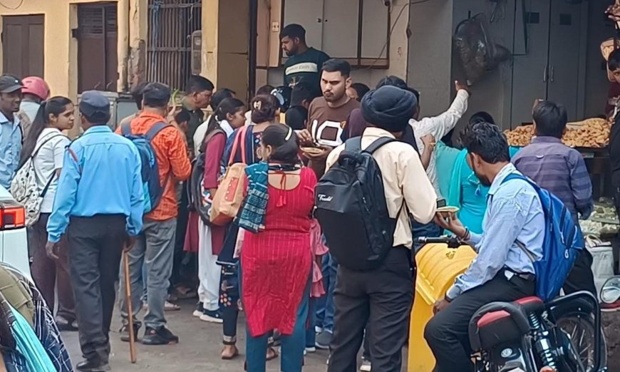 PHOTO SLIDE NEWS : ब्रांडेड बंद रहे पर लेवल—2 वाले मोर्चे पर दिखे, फोटोज में देखें आगरा में मिठाई वालों की हड़ताल का मिला—जुला असर